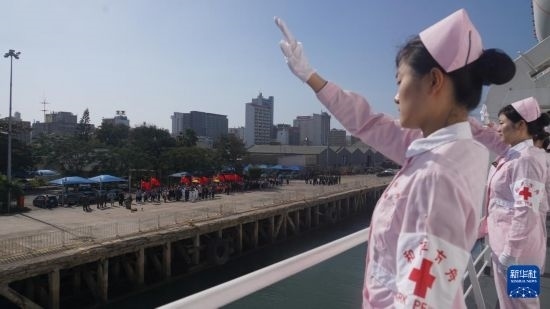 當(dāng)?shù)貢r(shí)間8月16日上午10時(shí)許，執(zhí)行“和諧使命-2024”任務(wù)的中國(guó)海軍“和平方舟”號(hào)醫(yī)院船圓滿結(jié)束對(duì)莫桑比克的訪問，駛離馬普托港，前往本次任務(wù)第五站南非。新華社發(fā)（曹春耀 攝）