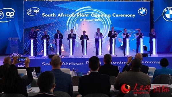 嘉賓點(diǎn)亮燈柱。人民網(wǎng) 張茜攝