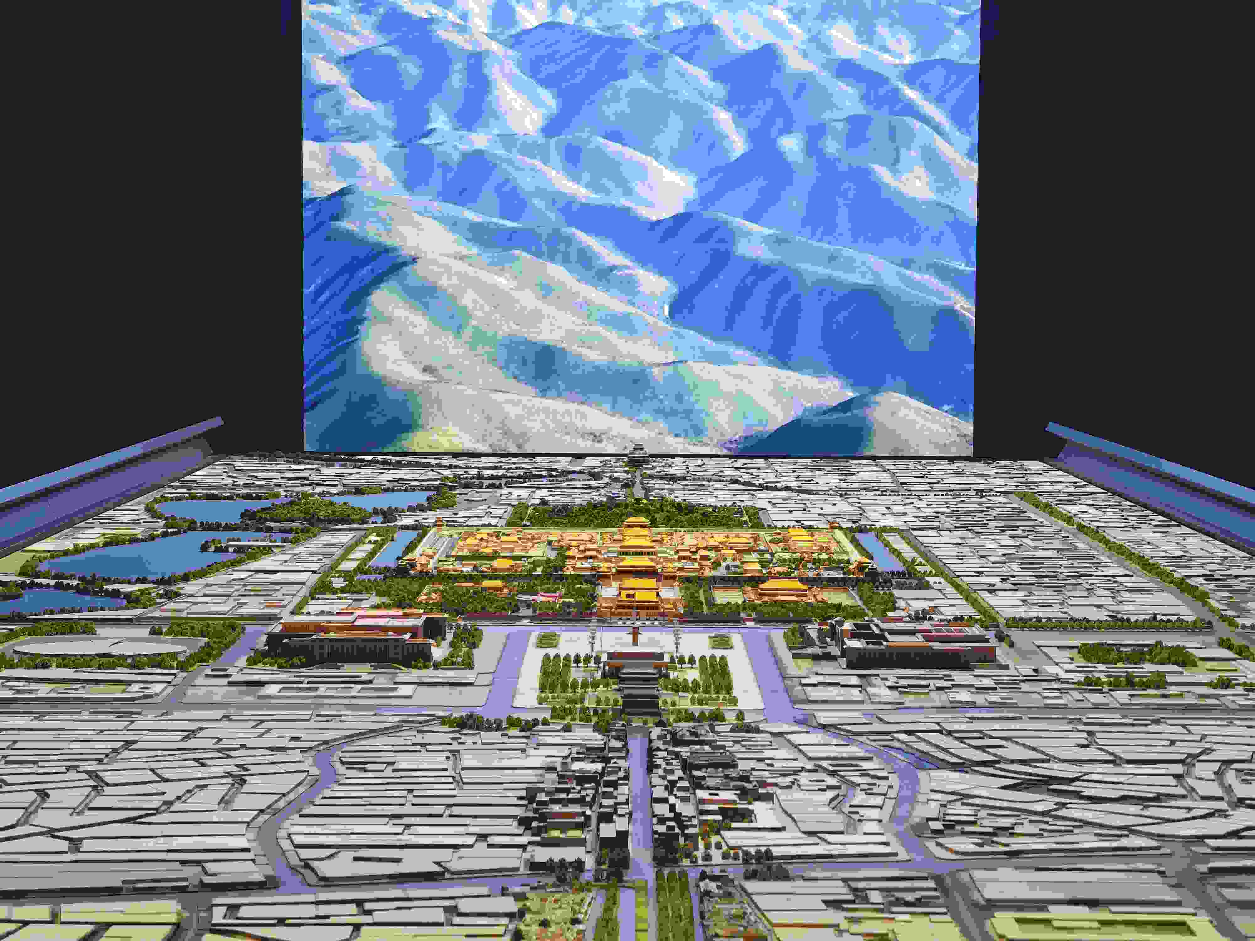 2023年3月，北京首都博物館精心制作的16米長中軸線沙盤，配以立體投影技術(shù)，展現(xiàn)了北京中軸線之壯美。