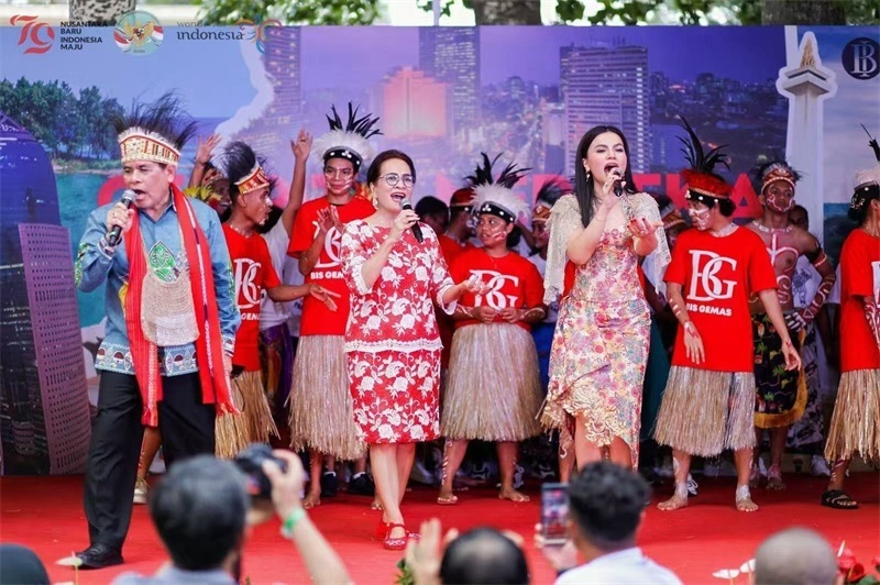 大使夫婦與演員一起共唱《明天會(huì)更好》。