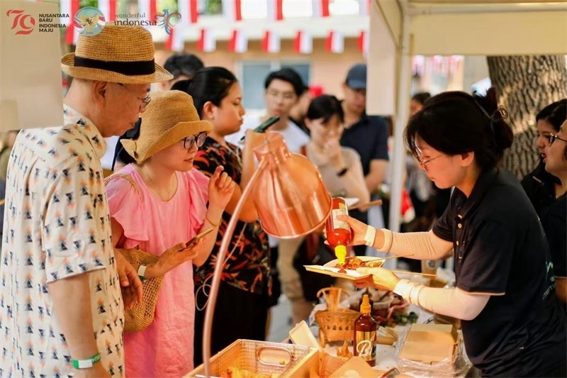 游客品嘗傳統(tǒng)印尼美食。