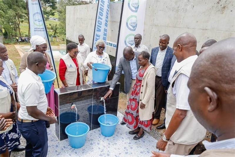 肯尼亞總統(tǒng)魯托考察南迪山供水項(xiàng)目設(shè)備運(yùn)行情況。中鐵十局供圖