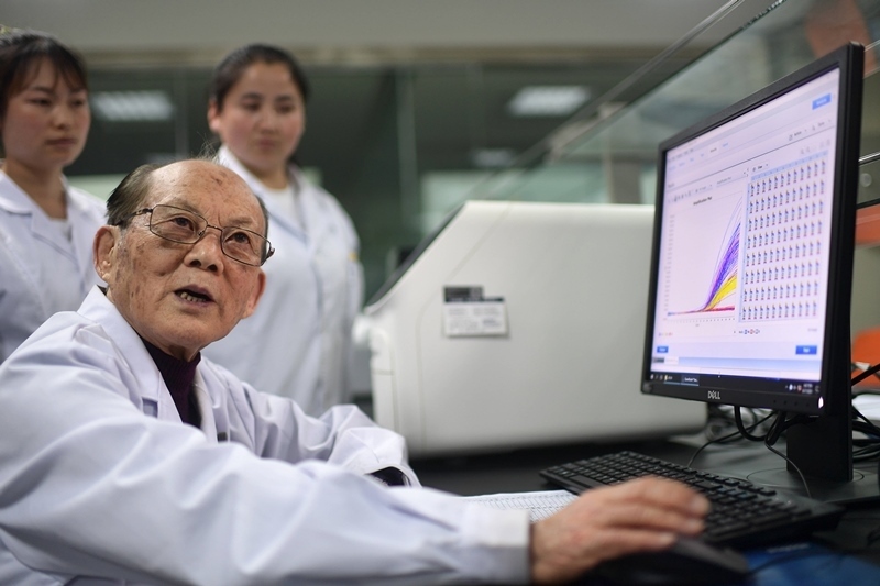 2021年6月17日，吳天一（前）在青海西寧的實驗室內(nèi)和學(xué)生討論。