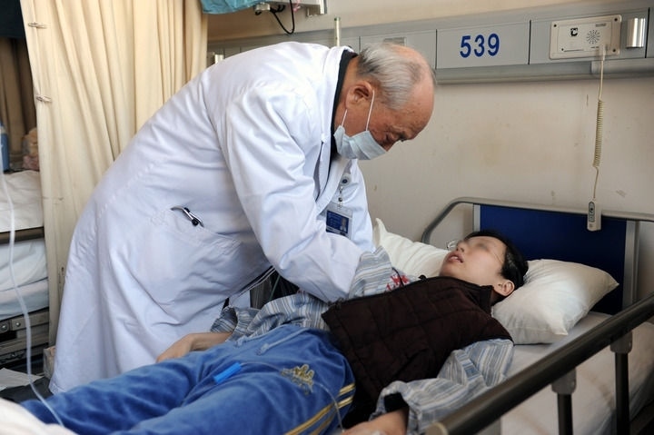 瑞金醫(yī)院終身教授王振義在上海瑞金醫(yī)院為病人看?。ㄙY料照片）。 新華社發(fā)