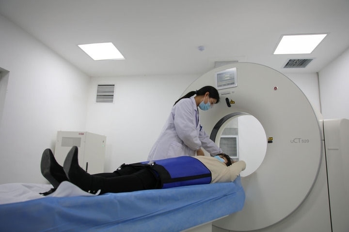 2023年3月2日，安徽省合肥市包河區(qū)煙墩街道社區(qū)衛(wèi)生服務(wù)中心的醫(yī)護(hù)人員為患者進(jìn)行CT檢查。 新華社記者 曹力 攝