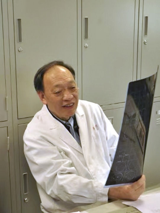 復(fù)旦大學(xué)附屬華山醫(yī)院感染科終身教授翁心華在工作（資料照片）。 新華社發(fā)