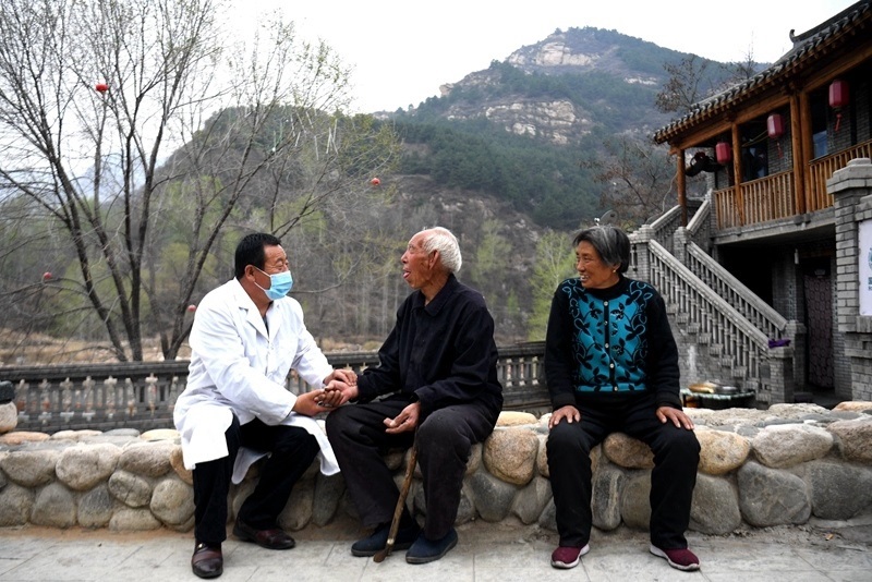 2020年4月15日，在河北阜平縣龍泉關(guān)鎮(zhèn)駱駝灣村，村醫(yī)霍建國為村民把脈。