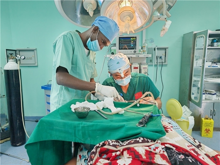 李廣醫(yī)生與當(dāng)?shù)蒯t(yī)生在做手術(shù)中。中國援桑醫(yī)療隊(duì)供圖