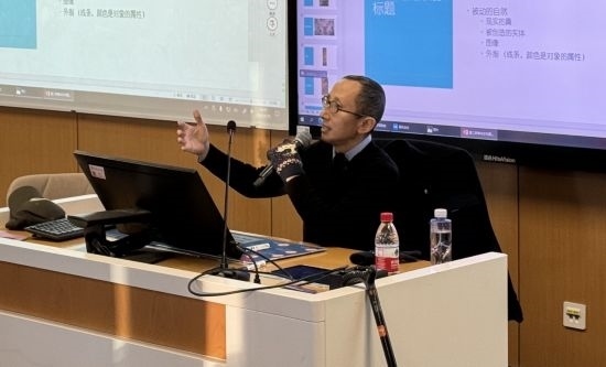 從去年秋天起，還在治療中的朱銳就堅持給本科生開課。（受訪者供圖）