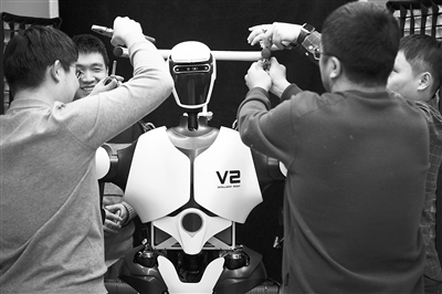 科研人員在調(diào)試機器人。新華社記者 金立旺攝