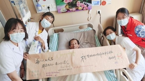 7月26日，海淀醫(yī)院安寧療護科醫(yī)護團隊為朱銳送來一條寫滿祝福的橫幅。（受訪者供圖）