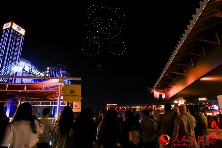 當?shù)孛癖娪^看無人機表演。人民網(wǎng)記者 宋亦然攝