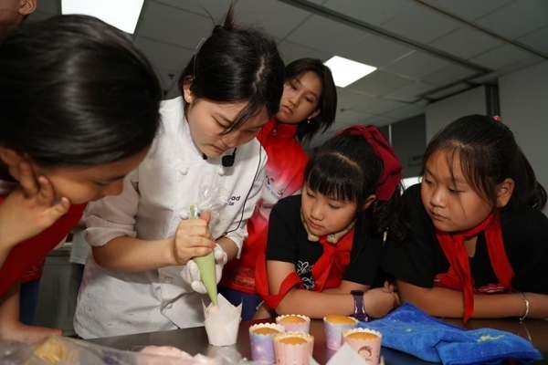 一日營首發(fā)團探訪技能大師工作室并現(xiàn)場開展實踐體驗活動。徐匯區(qū)總工會供圖