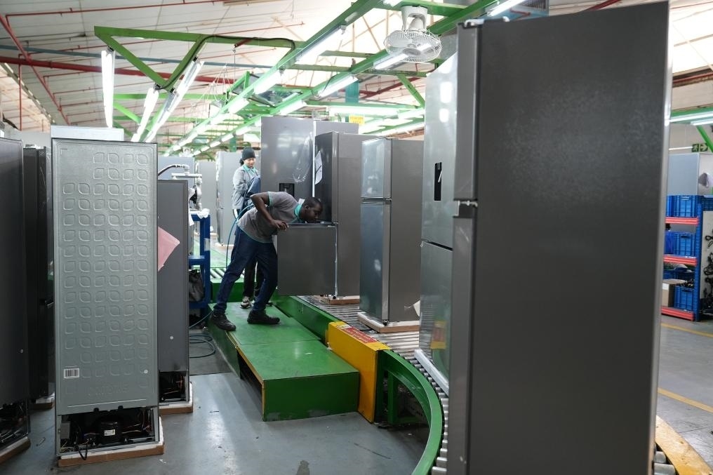 8月14日，在南非開普敦，當?shù)貑T工在海信南非工業(yè)園的冰箱生產(chǎn)線上工作。新華社記者王雷攝