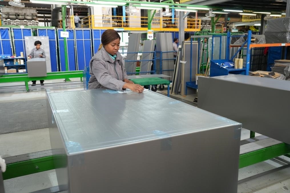 8月14日，在南非開普敦，當?shù)貑T工在海信南非工業(yè)園的冰箱生產(chǎn)線上工作。新華社記者王雷攝