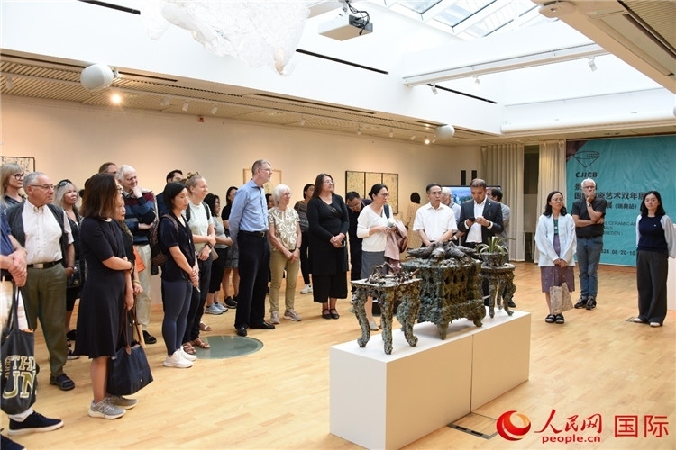 來賓參觀展覽作品。人民網(wǎng)記者 殷淼攝