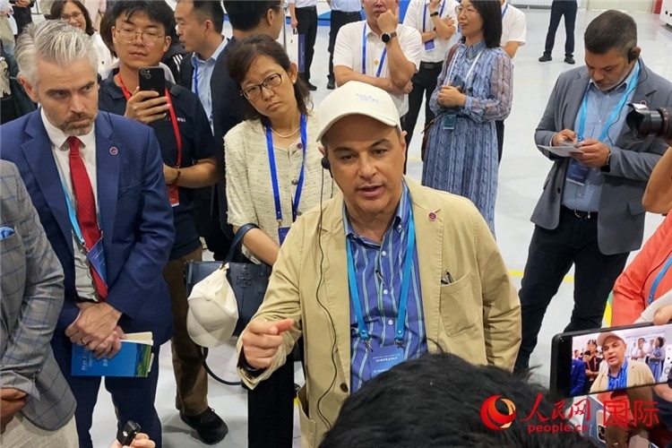 阿根廷駐華大使馬致遠與億華通動力科技有限公司總經(jīng)理于民討論關(guān)切問題。人民網(wǎng) 宋歌攝