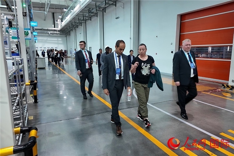 駐華外交官和國際組織駐華代表參觀億華通動力科技有限公司生產(chǎn)車間。人民網(wǎng)記者 方童攝