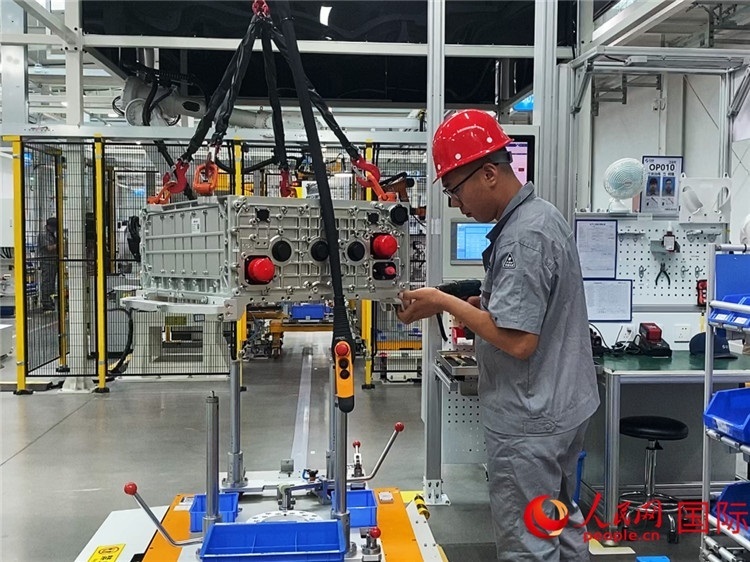 技術(shù)人員進行系統(tǒng)化測試。人民網(wǎng)記者 于洋攝