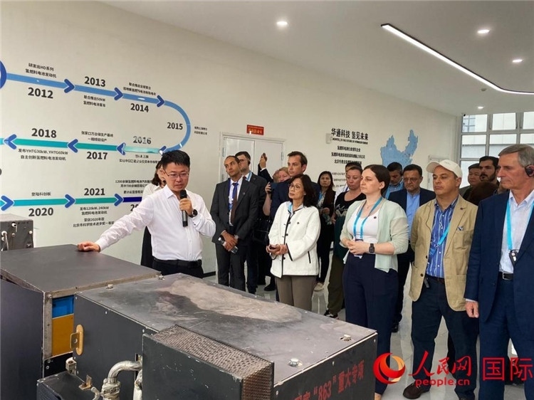 于民向駐華外交官和國際組織駐華代表介紹企業(yè)發(fā)展情況。人民網(wǎng) 宋歌攝