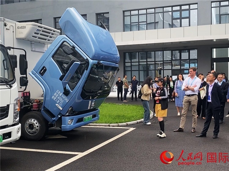 于民向駐華外交官和國際組織駐華代表介紹燃料電池車型。人民網(wǎng)記者 于洋攝