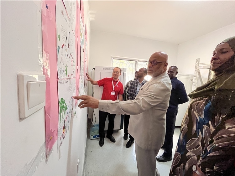 坦桑尼亞桑給巴爾衛(wèi)生部部長馬茲伊參觀科普室。專家組供圖