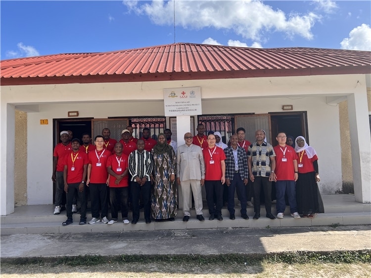 坦桑尼亞桑給巴爾衛(wèi)生部部長馬茲伊與中方專家組及非方工作人員合影。專家組供圖