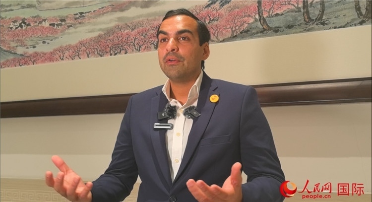 毛里求斯民議會(huì)議長(zhǎng)阿德里安·夏爾·杜瓦爾接受媒體采訪。人民網(wǎng) 鐘文興攝