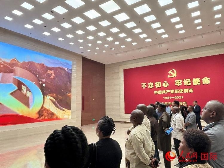 代表團參觀“不忘初心 牢記使命”中國共產(chǎn)黨歷史展覽。人民網(wǎng) 曹欣悅攝