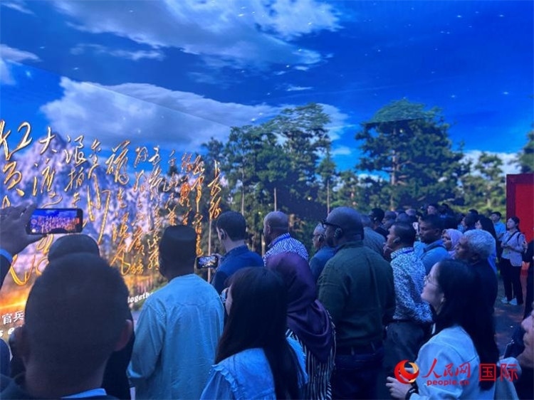 代表團在全景影院中感受長征場景。人民網(wǎng) 曹欣悅攝