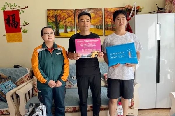 劉傲寒父子收到錄取通知書。北航供圖