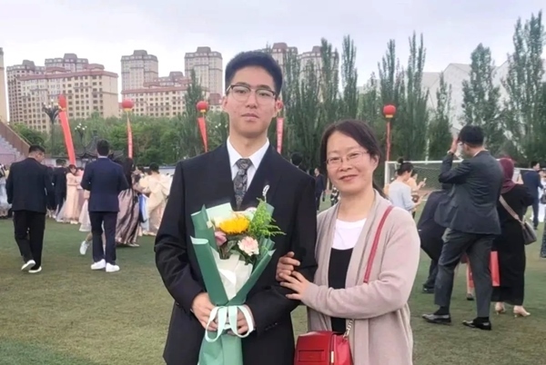 劉傲寒和媽媽合影。北航供圖