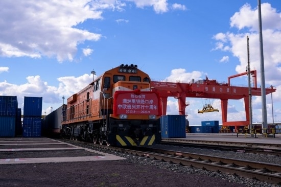 2023年9月20日，一列中歐班列行駛在內(nèi)蒙古滿洲里站貨運(yùn)車間集裝箱場。作為我國向北開放的“橋頭堡”、中歐班列“東通道”的重要口岸，滿洲里鐵路口岸不斷加大中歐班列通道能力建設(shè)，進(jìn)一步提升運(yùn)輸效率和品質(zhì)