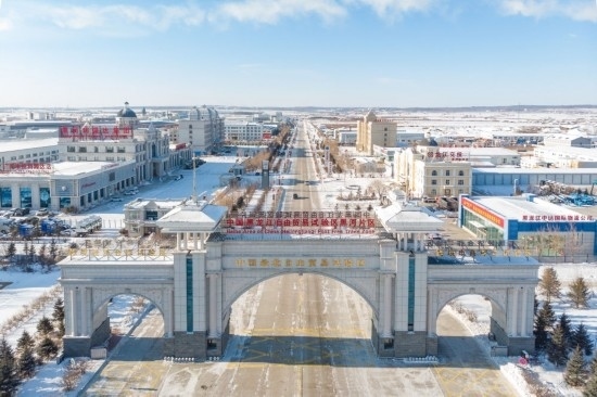這是2024年1月31日拍攝的中國（黑龍江）自由貿(mào)易試驗(yàn)區(qū)黑河片區(qū)（無人機(jī)照片）。五年來，中國（黑龍江）自由貿(mào)易試驗(yàn)區(qū)將“試驗(yàn)田”種成“高產(chǎn)田”，以全省萬分之三的面積，貢獻(xiàn)了全省約五分之一的實(shí)際使用外資和七分之一的外貿(mào)進(jìn)出口，在對外合作、降低物流成本、培育特色產(chǎn)業(yè)和新業(yè)態(tài)新模式等方面深入探索，成功產(chǎn)出超過300項(xiàng)制度創(chuàng)新成果。