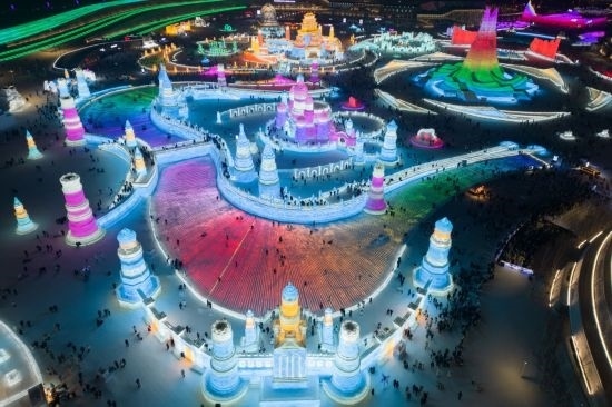 2024年1月1日，來自世界各地的游客在哈爾濱冰雪大世界園區(qū)內(nèi)游玩（無人機(jī)照片）。