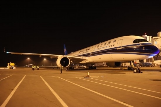 2024年4月24日晚，南航沈陽-法蘭克福CZ8021首航航班在沈陽桃仙國際機(jī)場準(zhǔn)備起飛。這是國內(nèi)航司在東北地區(qū)開通的首條直飛德國定期航線。