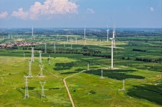 這是2024年7月19日拍攝的內(nèi)蒙古通遼238萬千瓦風(fēng)電項(xiàng)目（無人機(jī)照片）。此項(xiàng)目每年可將75億千瓦時(shí)清潔電能經(jīng)扎魯特—青州±800（千伏）直流特高壓外送通道送至山東地區(qū)消納，相當(dāng)于滿足受端地區(qū)超過300萬戶居民家庭用電需求，節(jié)約標(biāo)煤261萬噸，減少二氧化碳排放634萬噸。