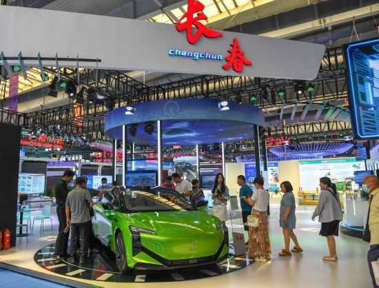 2023年8月23日，人們在第十四屆中國—東北亞博覽會(huì)上參觀一汽紅旗新能源車型。