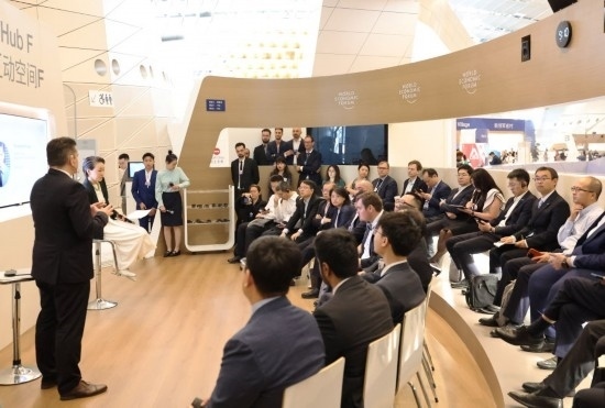 2024年6月26日，嘉賓在第十五屆夏季達(dá)沃斯論壇主會(huì)場——遼寧大連國際會(huì)議中心參與互動(dòng)討論。