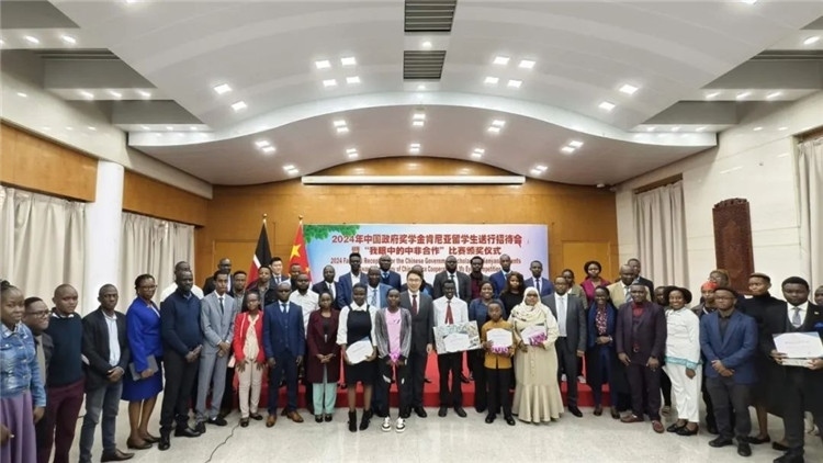 與會(huì)嘉賓和留學(xué)生們合影留念。中國(guó)駐肯尼亞大使館供圖