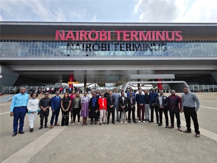 留學(xué)生們參訪中企承建的蒙內(nèi)鐵路。中國(guó)駐肯尼亞大使館供圖