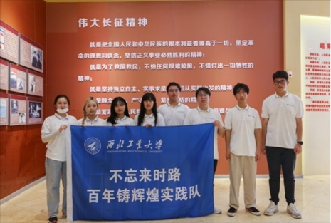 實踐隊員學習長征精神。學校供圖