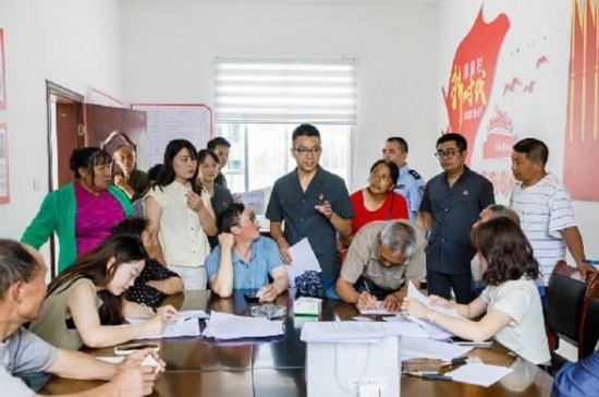 圖為2024年8月6日，重慶市奉節(jié)縣人民法院興隆人民法庭庭長(zhǎng)費(fèi)明軍（中）在做調(diào)解工作。蹇懿 攝