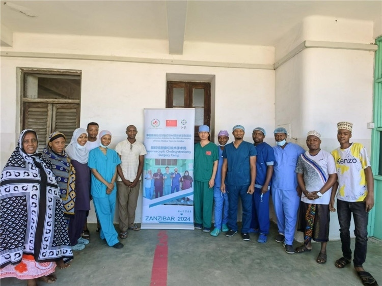 隊長蔣國慶（右七）和手術(shù)醫(yī)生、部分患者合影。中國援桑醫(yī)療隊供圖