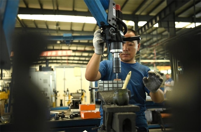 2024年7月30日，在長春吉林通用機(jī)械（集團(tuán)）有限責(zé)任公司模具裝配生產(chǎn)線，鉗工在進(jìn)行攻絲操作。近年來，吉林通用機(jī)械（集團(tuán)）有限責(zé)任公司通過數(shù)字化改造、智能化升級提高生產(chǎn)效率，提升產(chǎn)業(yè)競爭力，已成為全球鋁加工汽車輕量化零部件知名供應(yīng)商，為奧迪、大眾、寶馬、奔馳、保時捷等多家品牌主機(jī)廠供應(yīng)零件。新華社記者柳文惠攝