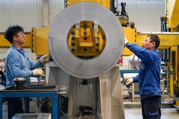 2023年3月16日，工人在位于太倉市高新區(qū)的威爾斯新材料（太倉）有限公司生產(chǎn)車間內(nèi)進(jìn)行加工作業(yè)。新華社記者李博攝