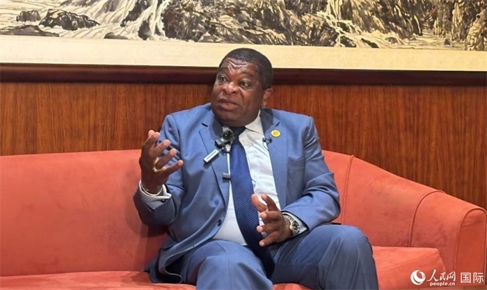 各國議會聯(lián)盟秘書長馬丁·純貢接受采訪。人民網(wǎng) 曹欣悅攝