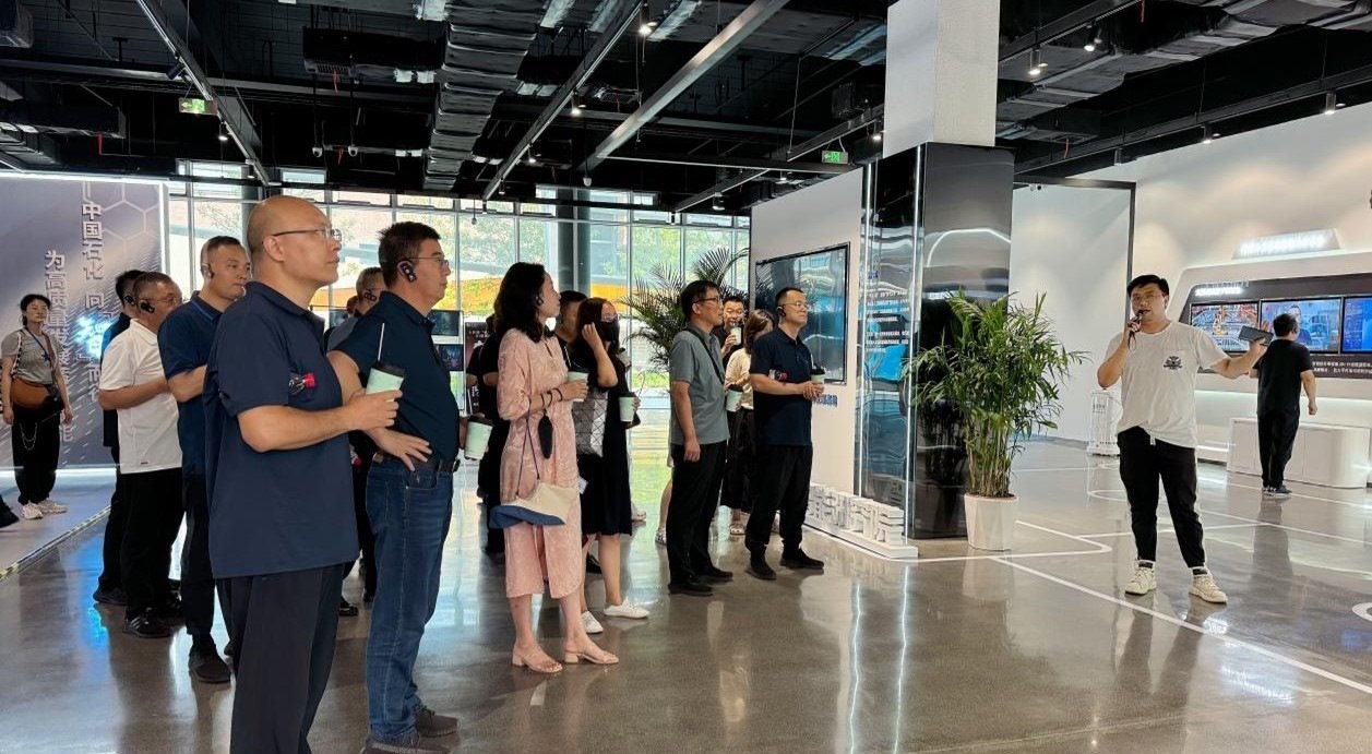 人民網(wǎng)“夢幻靈境”AI展演中心講解。人民網(wǎng) 王戰(zhàn)雄攝