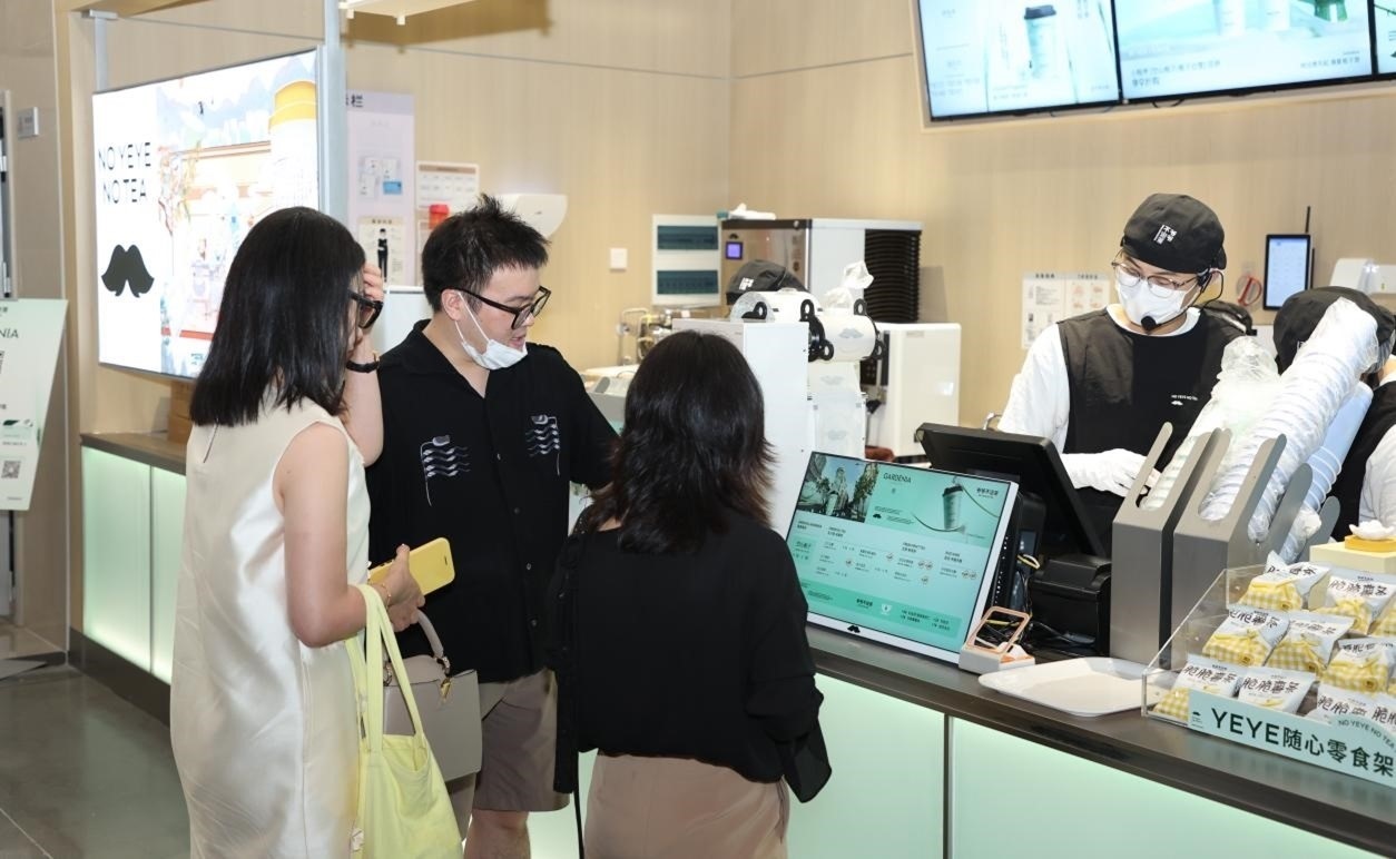 “爺爺不泡茶”奶茶品牌店。人民網(wǎng) 王戰(zhàn)雄攝