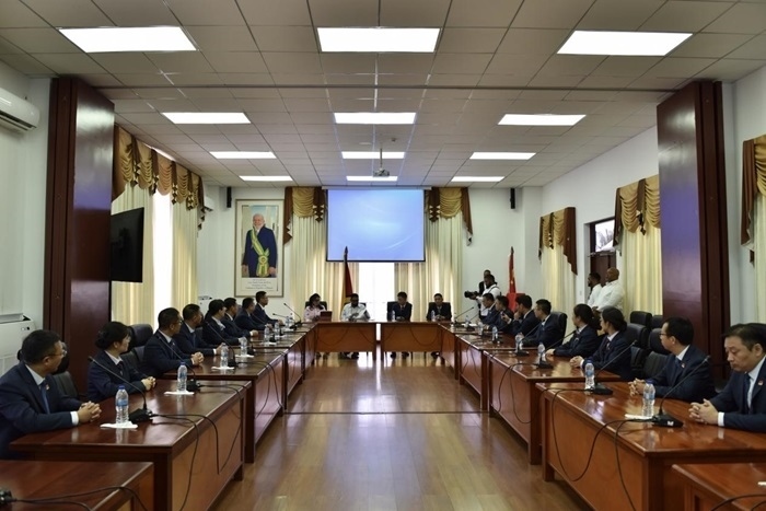 當(dāng)?shù)貢r(shí)間8月20日，圭亞那總統(tǒng)伊爾凡·阿里在圭亞那首都喬治敦鐘阿瑟會(huì)議中心會(huì)見了即將離任的中國（江蘇）第19期援圭亞那醫(yī)療隊(duì)。 中國（江蘇）第19期援圭亞那醫(yī)療隊(duì)供圖